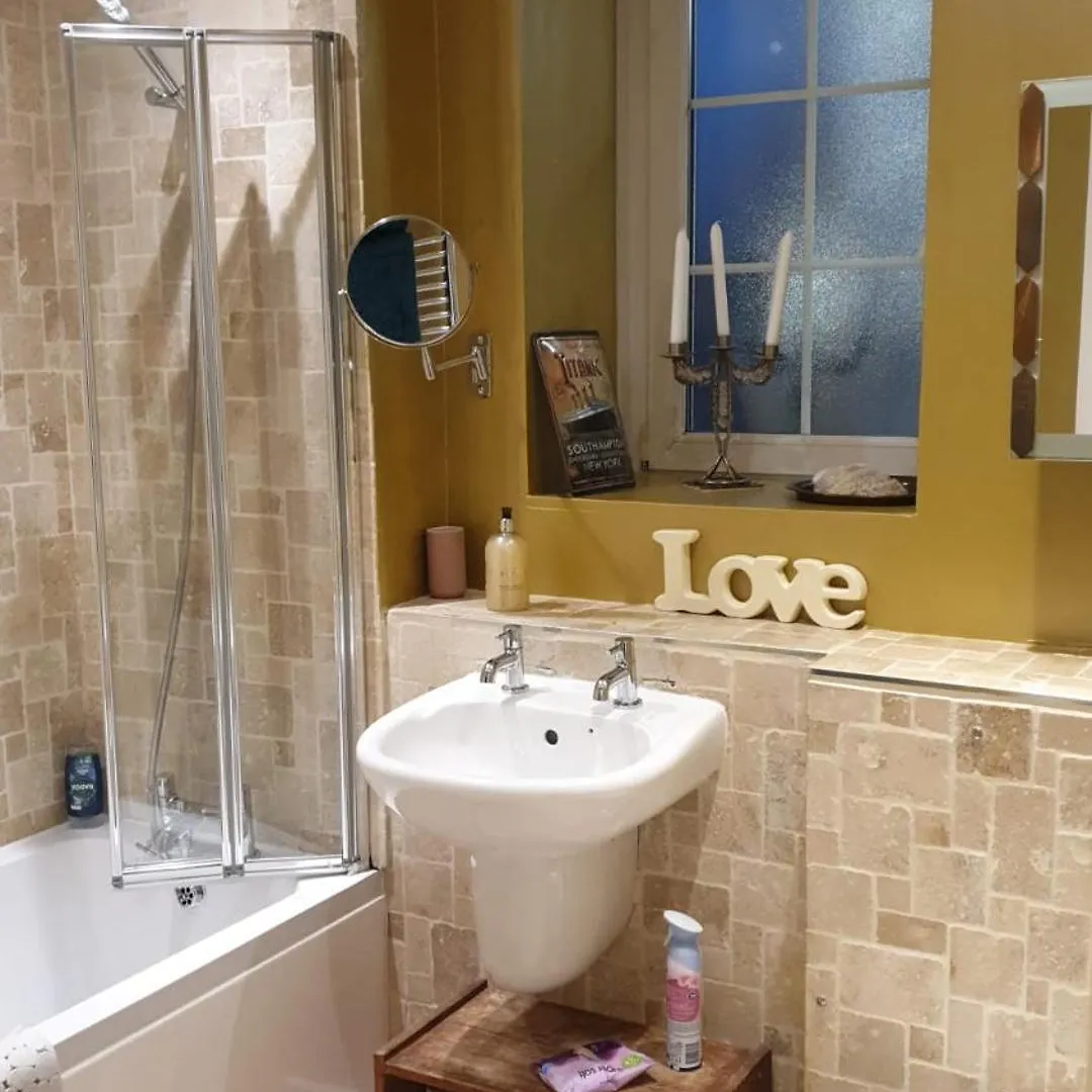 Great Rooms In An Uber Cool Flat! London Bridge Апартаменты